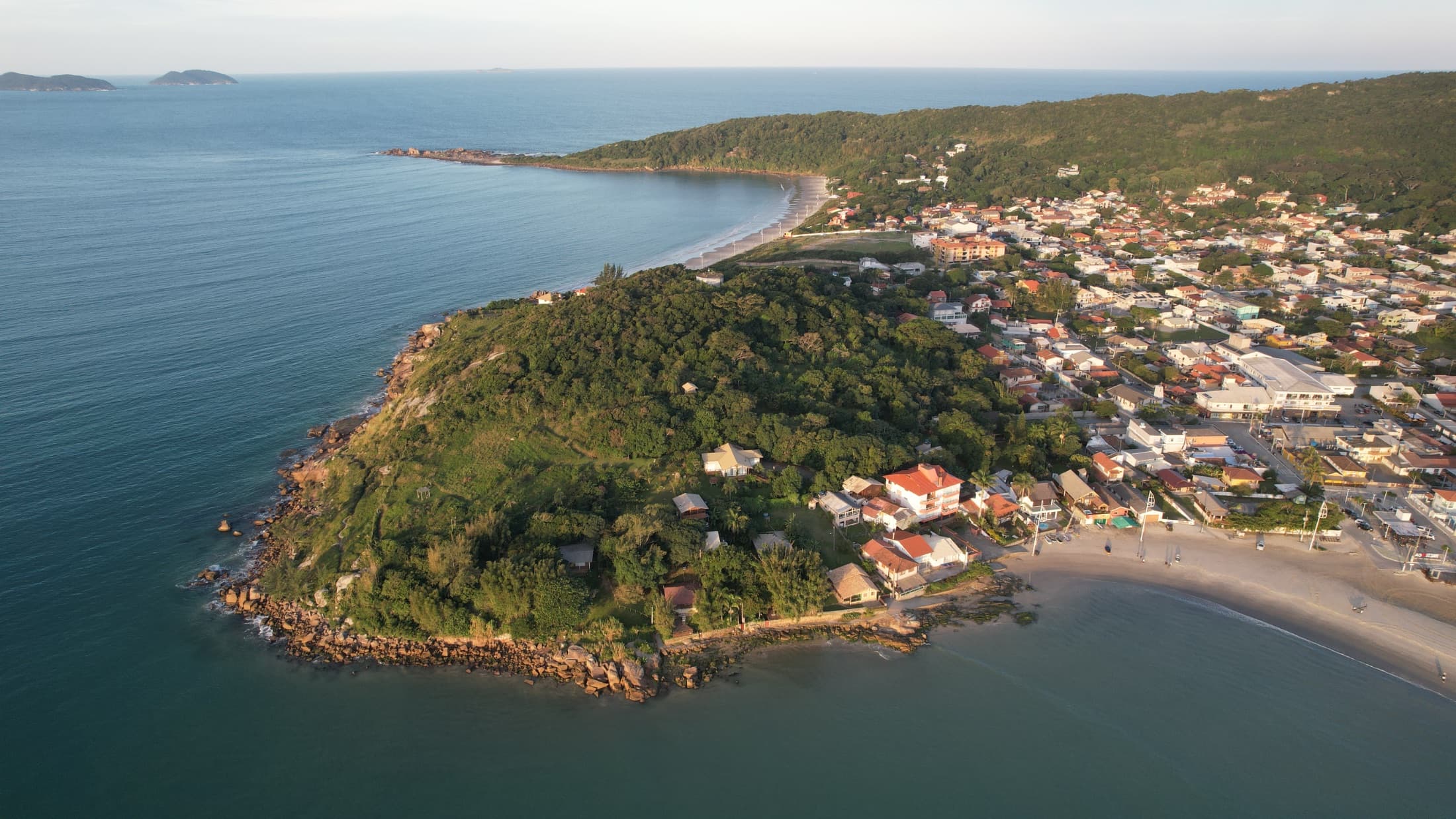 Foto aérea — Praia da Pinheira ao entardecer